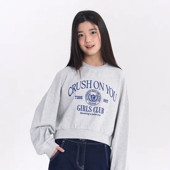 더데이걸 레터 크롭 스웻셔츠 TGMA25F1E